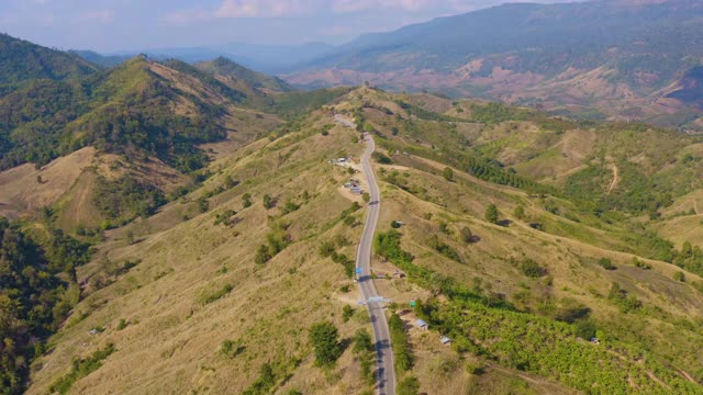 4K无人机拍摄的山路鸟瞰图视频素材