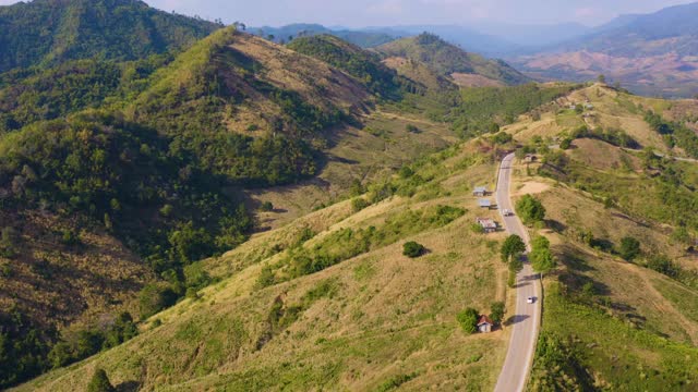 4K无人机拍摄的山路鸟瞰图视频素材