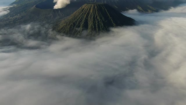 鸟瞰图火山口冈农布罗莫山是一座活火山视频素材