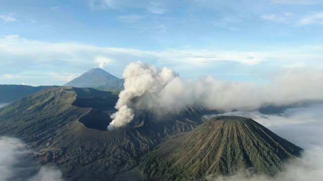 东爪哇火山口有活火山烟雾，视频素材