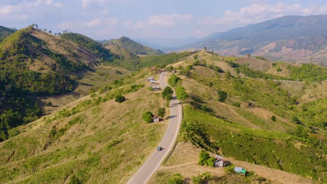 4K无人机拍摄的山路鸟瞰图视频素材