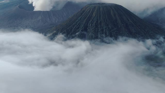 鸟瞰图火山口冈农布罗莫山是一座活火山视频素材