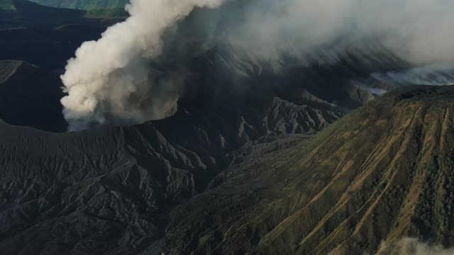 鸟瞰图火山口冈农布罗莫山是一座活火山视频素材