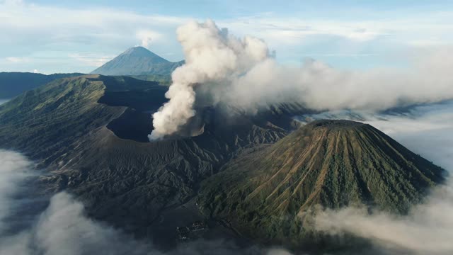 鸟瞰图火山口冈农布罗莫山是一座活火山视频素材