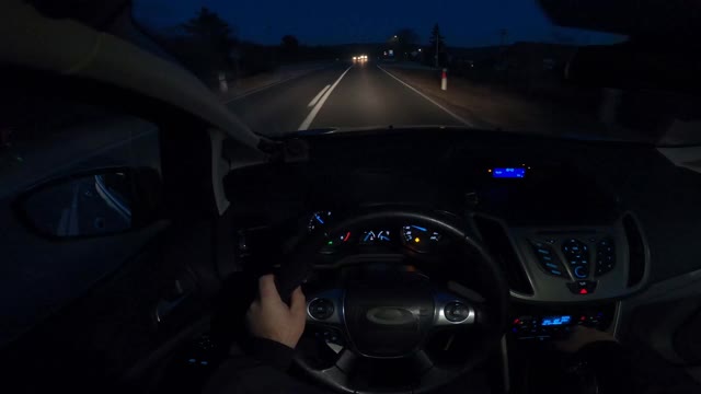 夜间驾驶-视频4k的汽车驾驶在一个开放的道路上的夜晚，从司机的角度与gopro相机拍摄视频素材