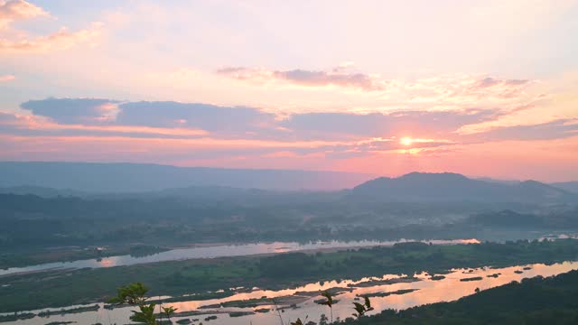 女摄影师在Phu Pha Dak视点拍摄早晨湄公河的景色视频素材