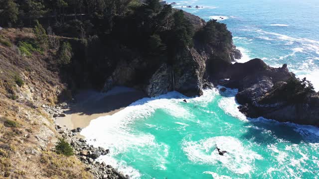 大苏尔加州海岸麦克韦瀑布无人机4K(平移)视频下载