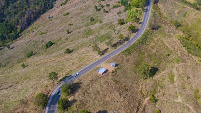 4K无人机拍摄的山路鸟瞰图视频素材