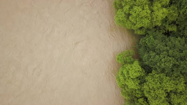 春季暴雨期间，河水浑浊，河道宽阔，鸟瞰图。视频素材