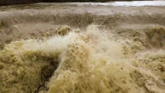 春季暴雨期间河水浑浊的河流鸟瞰图。视频素材