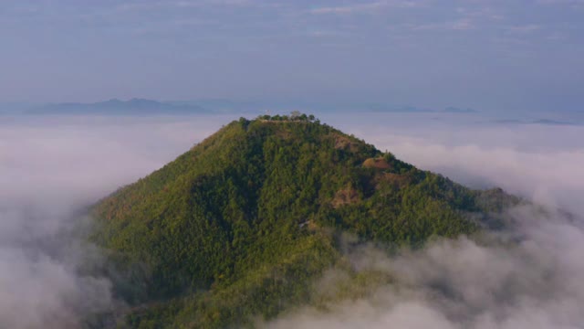 清晨，福Thok山的山顶上弥漫着薄雾视频素材