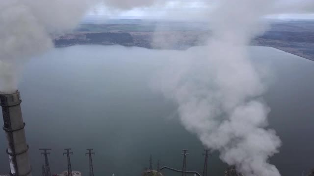 鸟瞰图的高烟囱管道与灰色烟雾从煤电厂。用化石燃料发电。视频素材