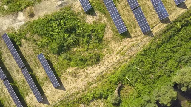 太阳能发电厂场地鸟瞰图。生产清洁生态能源的光电板。视频素材