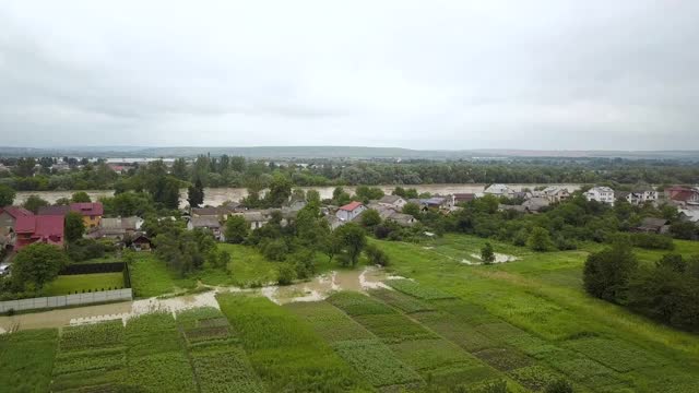 乌克兰西部哈里奇镇德尼斯特河被污水淹没的房屋鸟瞰图。视频素材