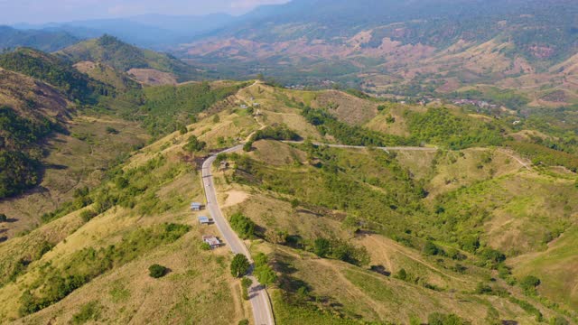 4K无人机拍摄的山路鸟瞰图视频素材