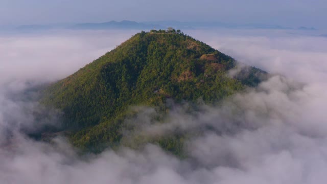 清晨，福Thok山的山顶上弥漫着薄雾视频素材