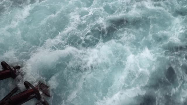 坝排水系统泄水，形成急流和泡沫视频素材