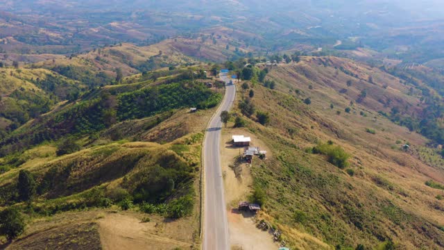 4K无人机拍摄的山路鸟瞰图视频素材