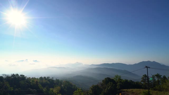 在泰国清迈，美丽的山脉与云彩和日出视频素材