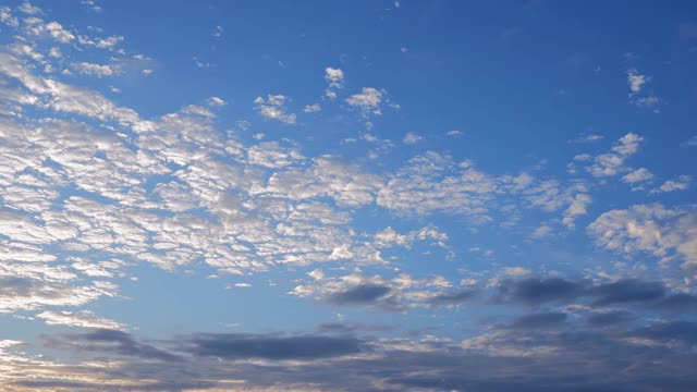 4 k时间流逝。美丽的天空与云彩日落背景，时间的摩天大楼，蓝天与云彩和太阳。视频素材