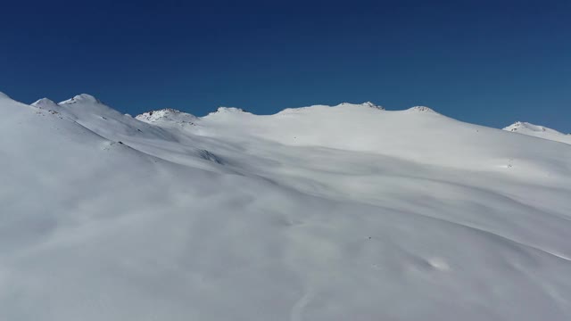 白雪皑皑的山脉视频素材