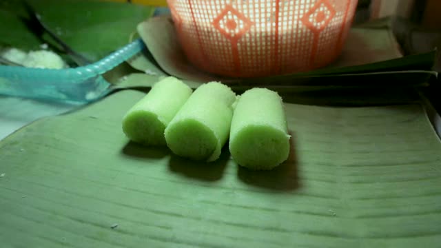 印尼传统小吃叫“Putu Cake”或“Kue Putu”在芭蕉叶上视频素材