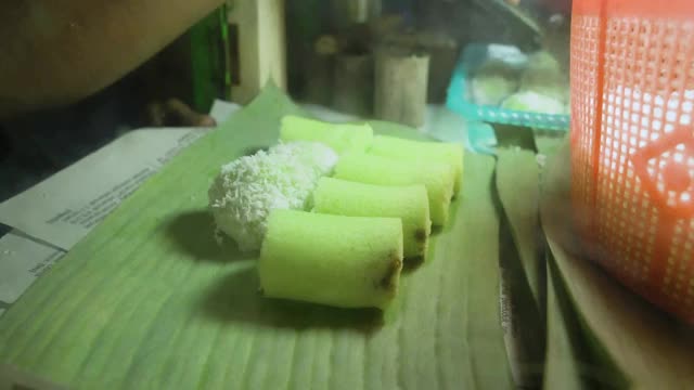 印尼传统小吃叫“Putu Cake”或“Kue Putu”在芭蕉叶上视频素材