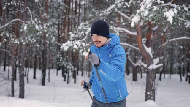 个人越野滑雪训练。那人在冬季森林里参加体育活动视频素材