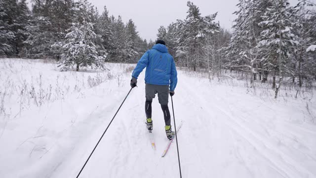 冬季越野滑雪训练。运动员的速度很快视频素材