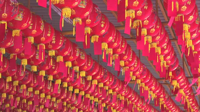 中国新年的灯笼与祝福文字意味着幸福健康和财富在中国寺庙与4K分辨率。视频素材