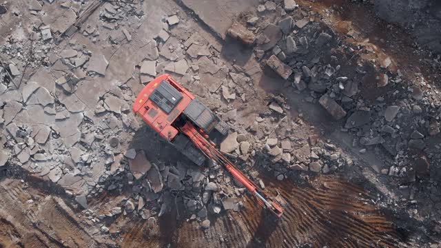 从以上观点。一台大型挖掘机拆除混凝土基座视频素材