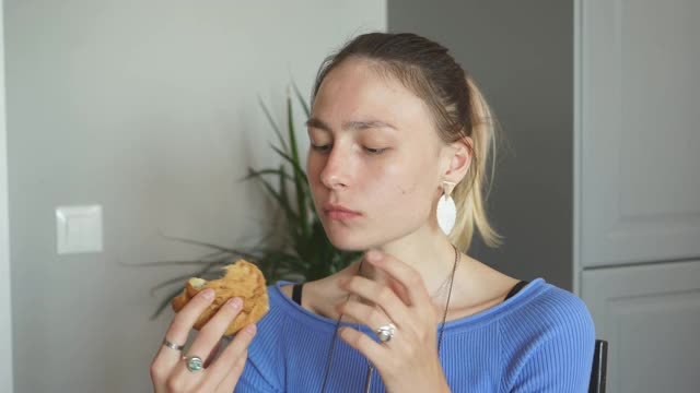 面带微笑的女孩吃着新鲜可口的糕点摆着积极的情绪视频素材