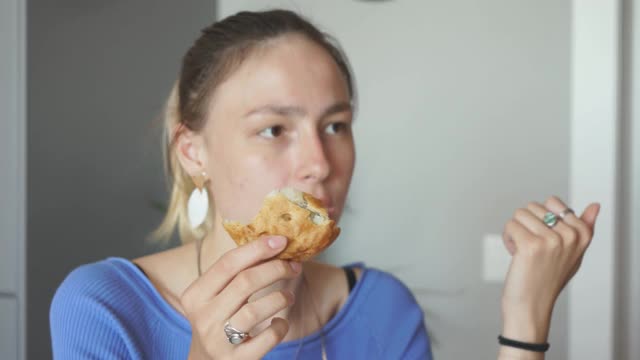 快乐开朗的女性喜欢新鲜的食物，有积极的情绪视频素材