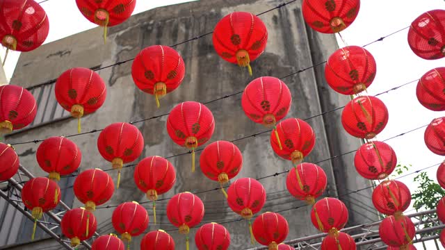 街上装饰着中国的纸灯笼来庆祝中国新年的节日视频素材