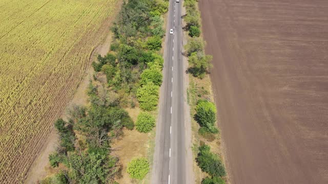 农田间的高速公路。鸟瞰图视频素材