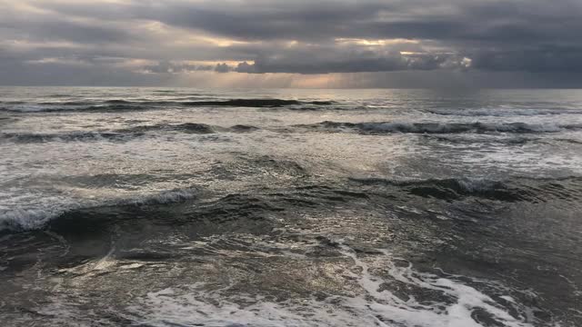 海岸线的看法，在海平线日落阿达Bojana Ulcinj黑山视频素材