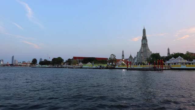 从曼谷湄南河看Wat Arun Temple视频素材