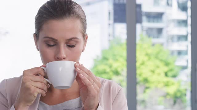 她的野心就像茶一样提神视频素材