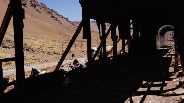 阿根廷门多萨省安第斯山脉中废弃的火车雪崩避难所。视频素材