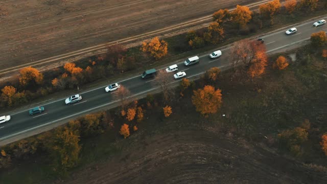 秋天日落时公路交通的鸟瞰图。视频素材