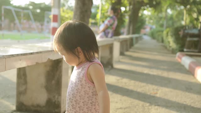 女孩在公园的操场上玩耍。视频素材