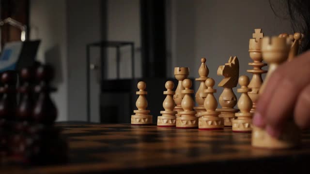 在慢动作的国际象棋游戏中，手移动一个兵的特写视频素材