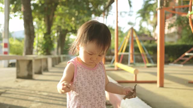 女孩在公园的操场上玩耍。视频素材