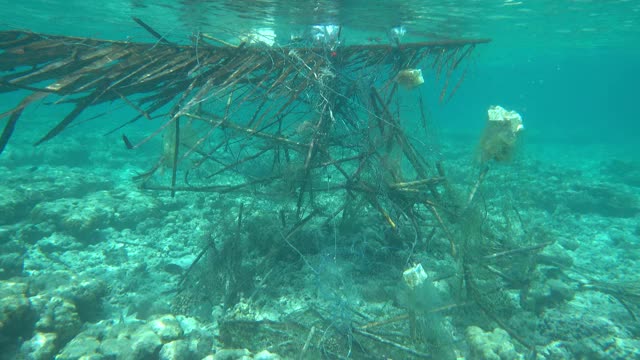 漂浮在海里的海洋碎片。污染环境。视频素材