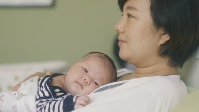 刚出生的女婴和她妈妈在一起。视频素材