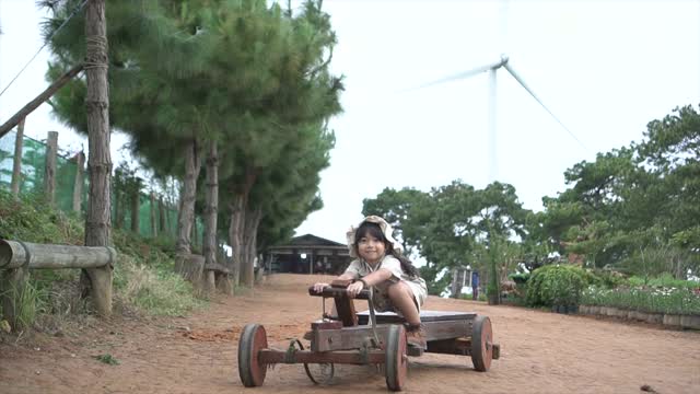 小女孩露营时在大自然中活动。视频素材