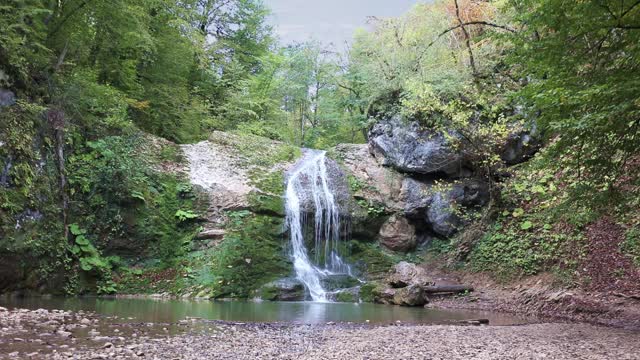 女游客在拍摄瀑布“噪音”的照片。Adygea、俄罗斯视频素材