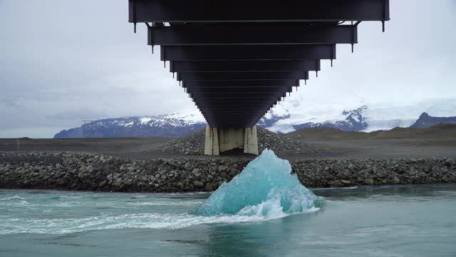 在冰岛的Jokulsarlon冰川泻湖，一个巨大的正在融化的冰块漂向海洋视频素材