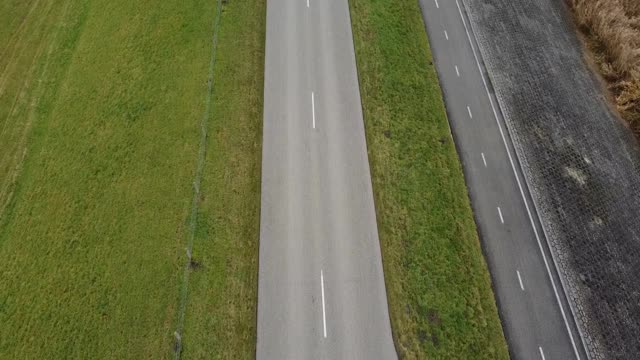 堤顶上道路的俯视视图视频素材