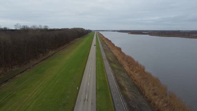 堤顶上道路的俯视视图视频素材